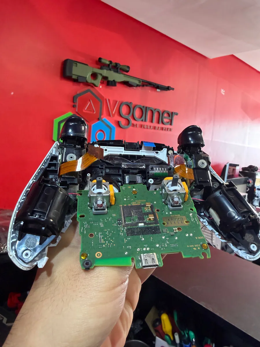 Controle de PS5 sendo consertado na assistência da VGamer