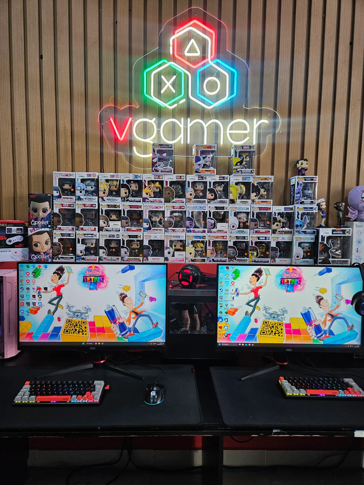 Parede de Funko Pop e monitores na loja VGamer Sorocaba - ambiente gamer especializado