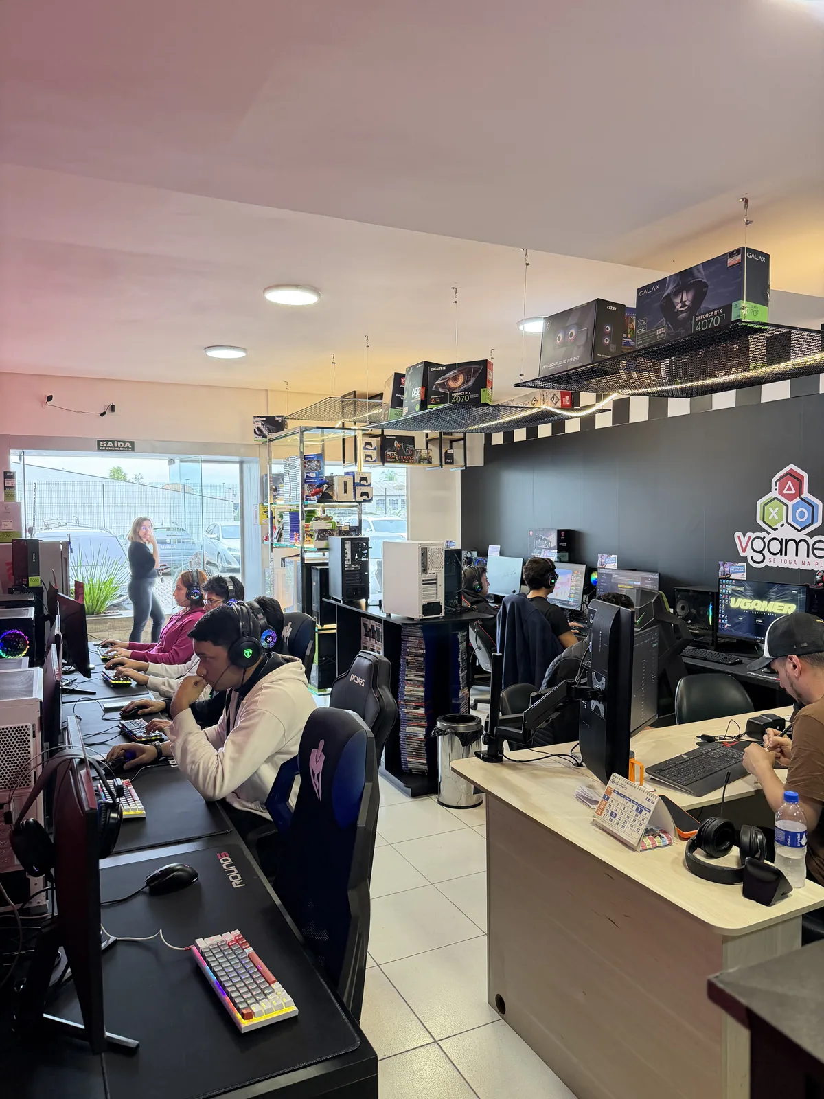 Ambiente da loja VGamer Sorocaba - clientes jogando após limpeza de console