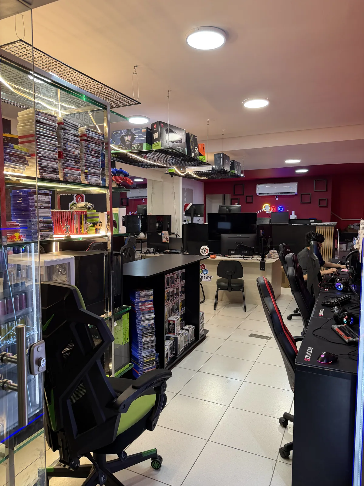 Vitrine de jogos PS5 na loja VGamer Sorocaba