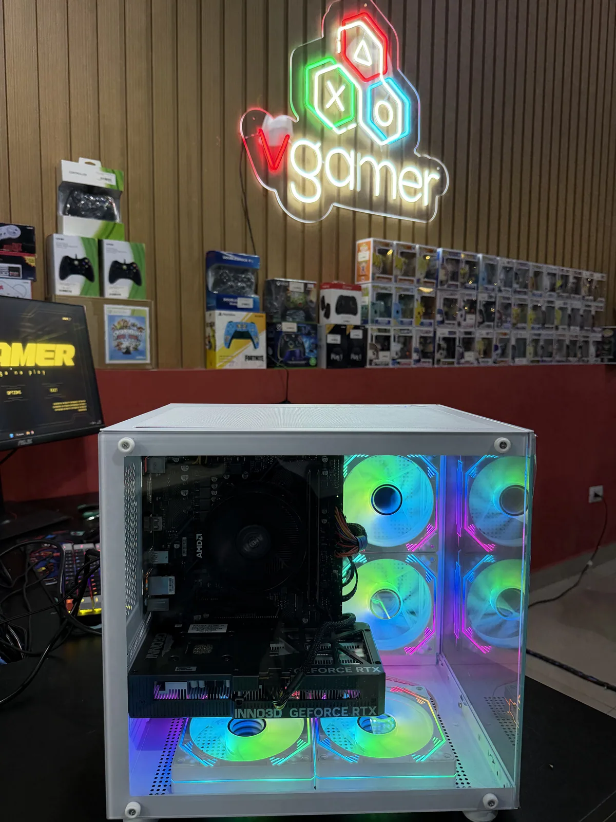 PC gamer branco RGB exposto na vitrine VGamer Sorocaba