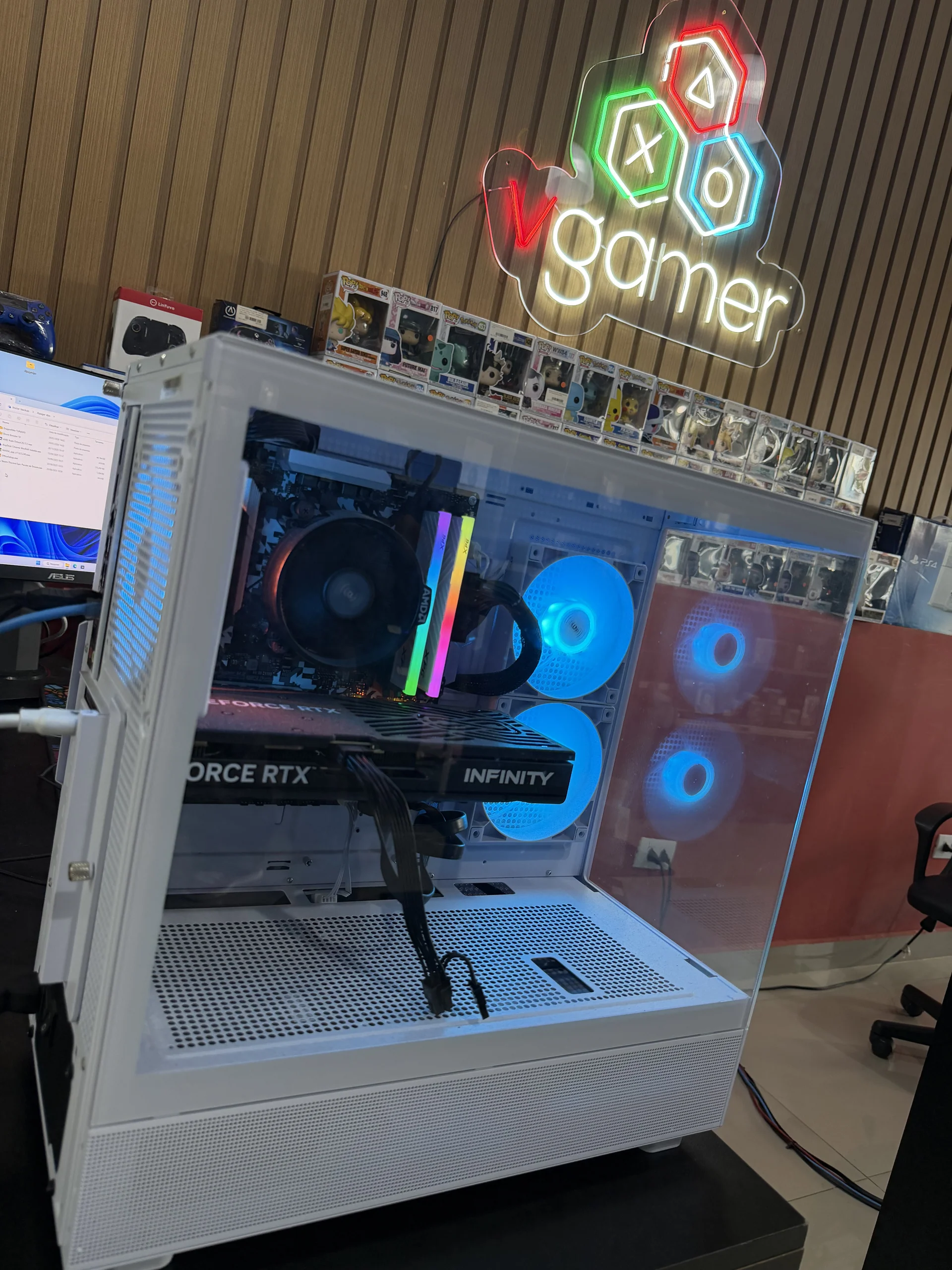 PC Gamer branco com GeForce RTX e neon VGamer — montado pela equipe da loja em Sorocaba