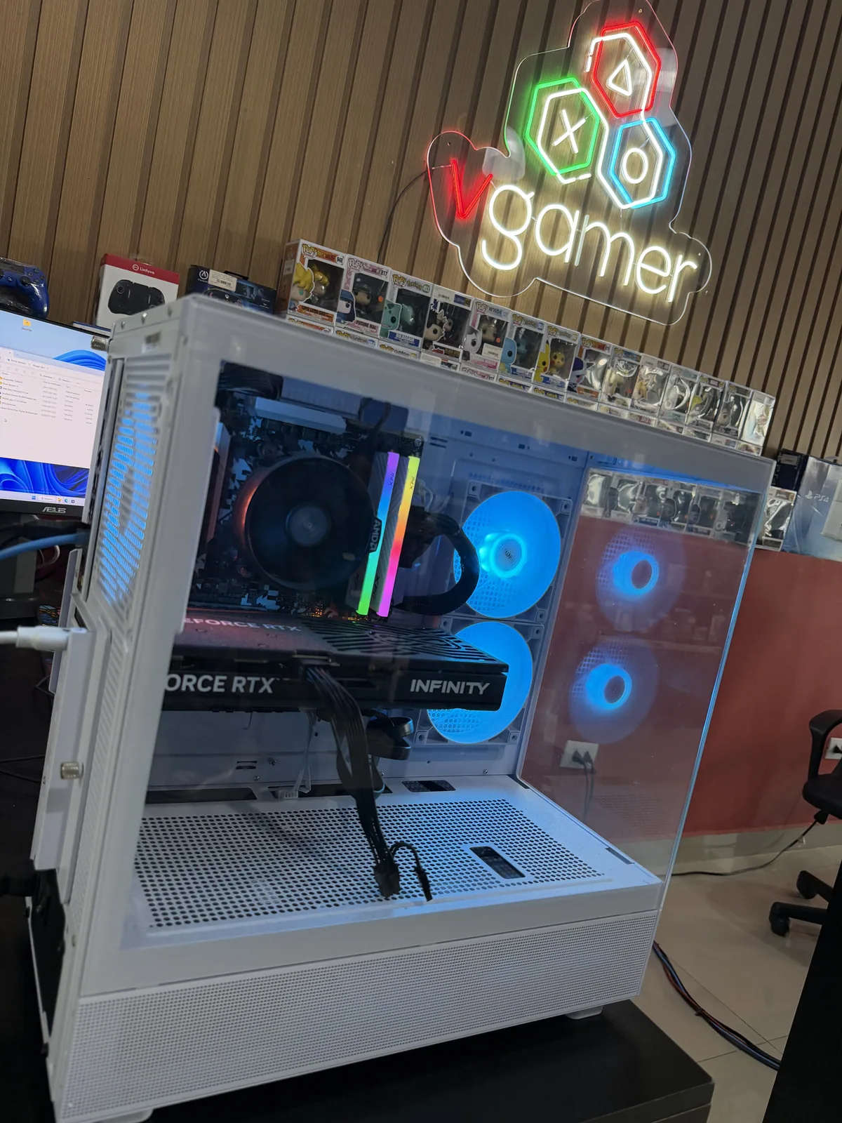 PC gamer branco montado com GeForce RTX - VGamer Sorocaba bancada real