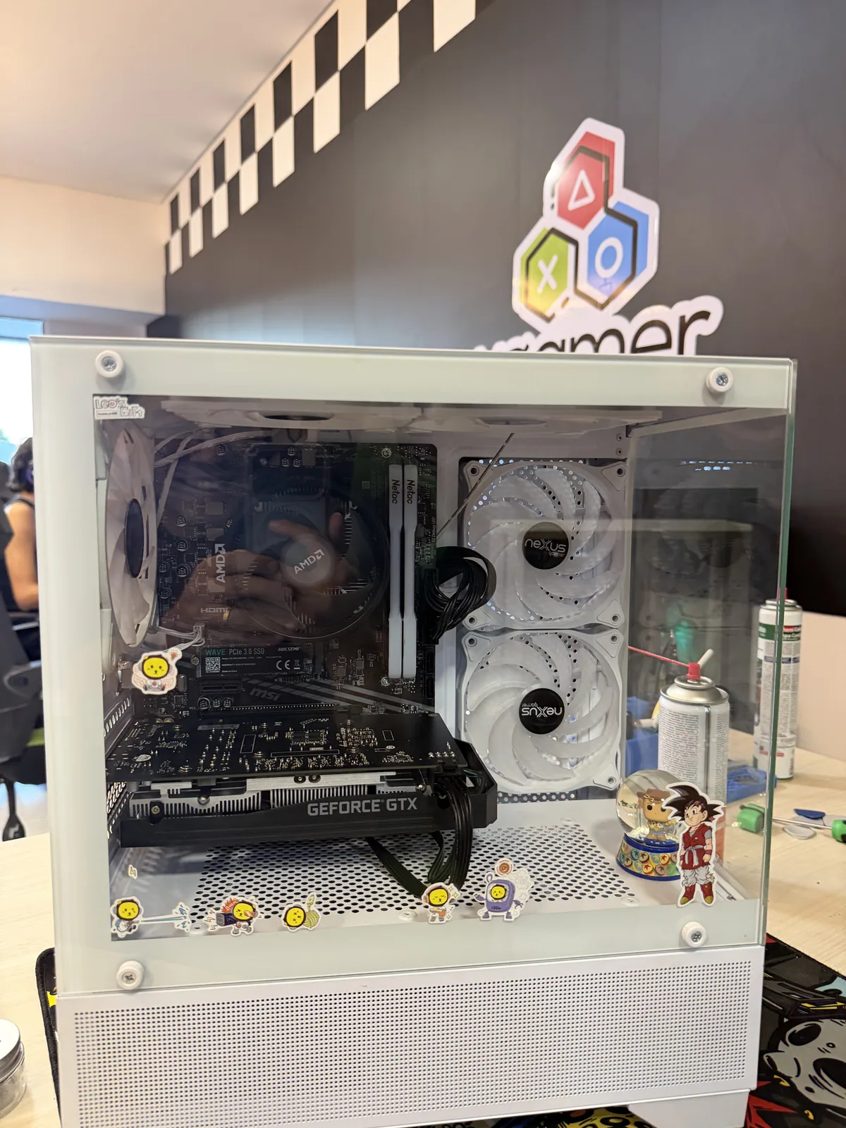 PC gamer branco com stickers personalizados - montagem temática VGamer Sorocaba