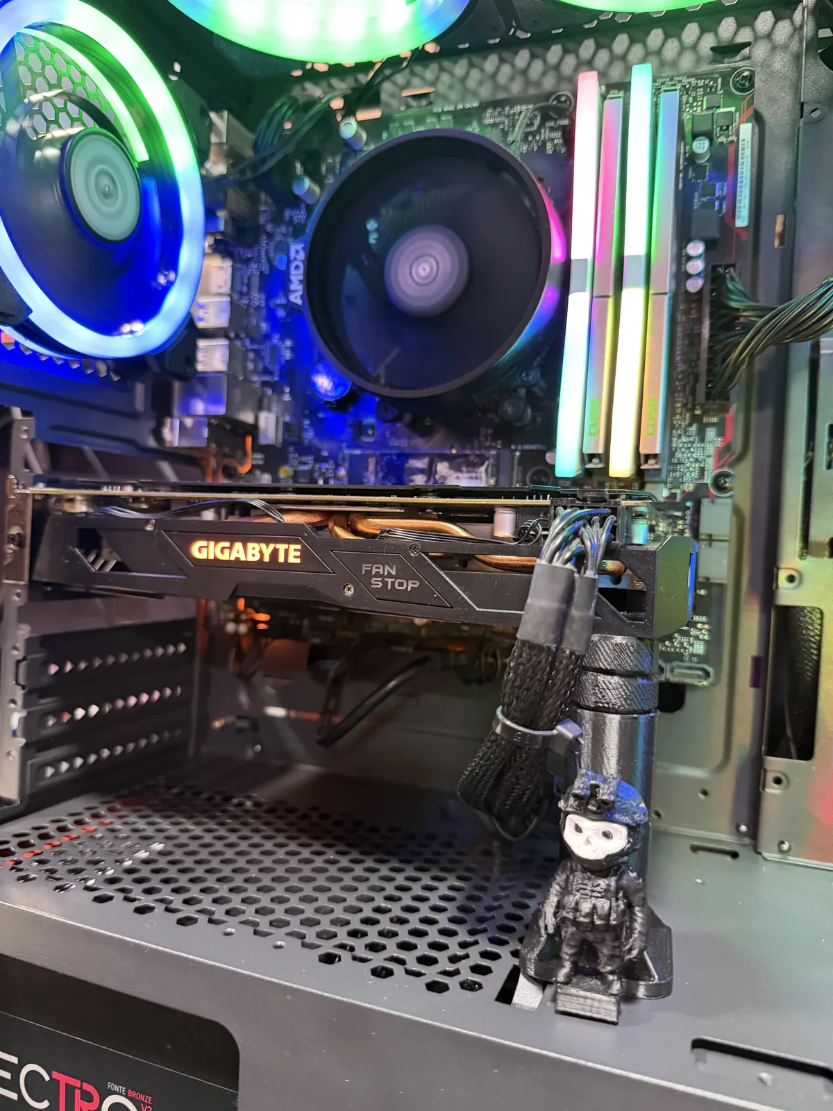 PC gamer interior com GPU Gigabyte e RAM RGB - VGamer Sorocaba