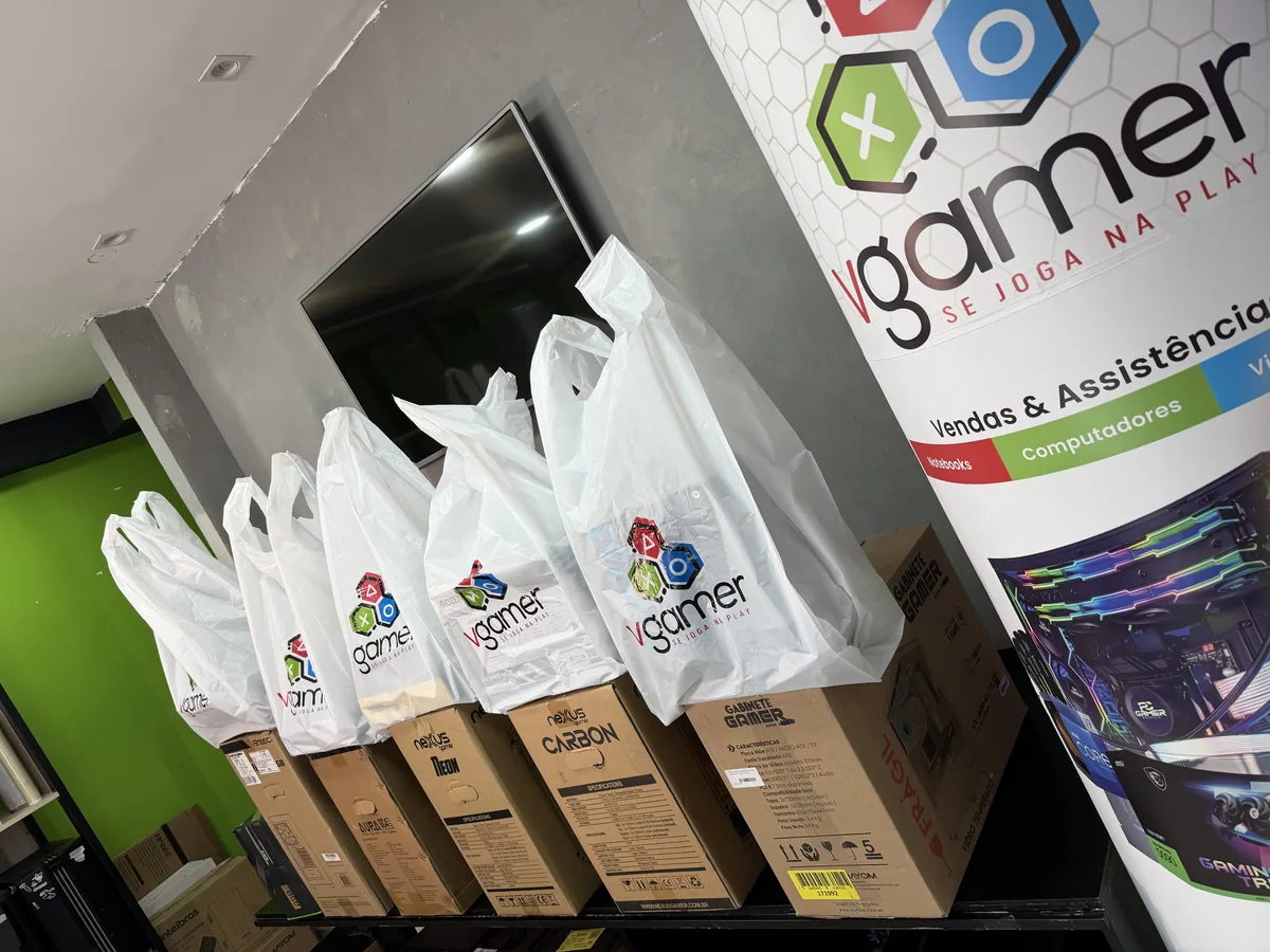 Sacolas de vendas da loja VGamer Sorocaba - clientes saindo com produtos