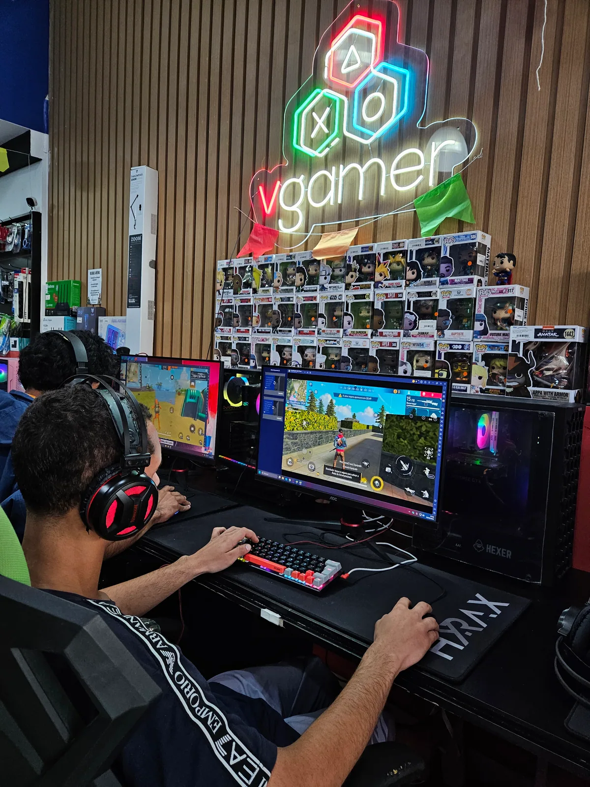 Setup de teste com controles DualSense - bancada VGamer Sorocaba